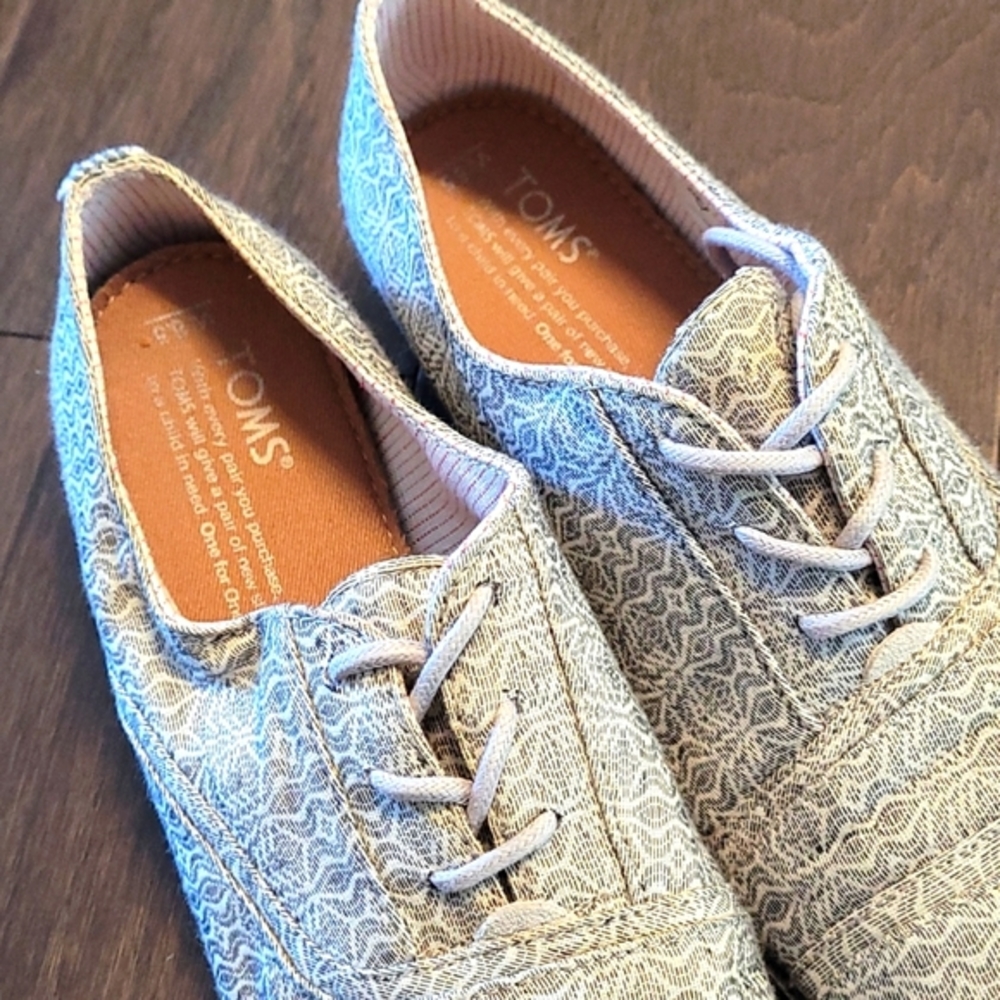 Toms sneakers